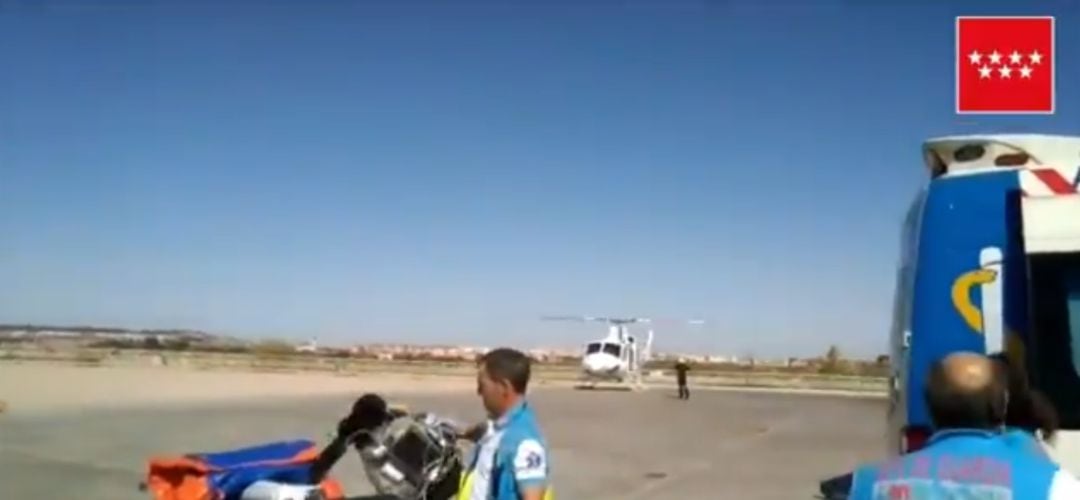 El helicóptero trasladando al herido