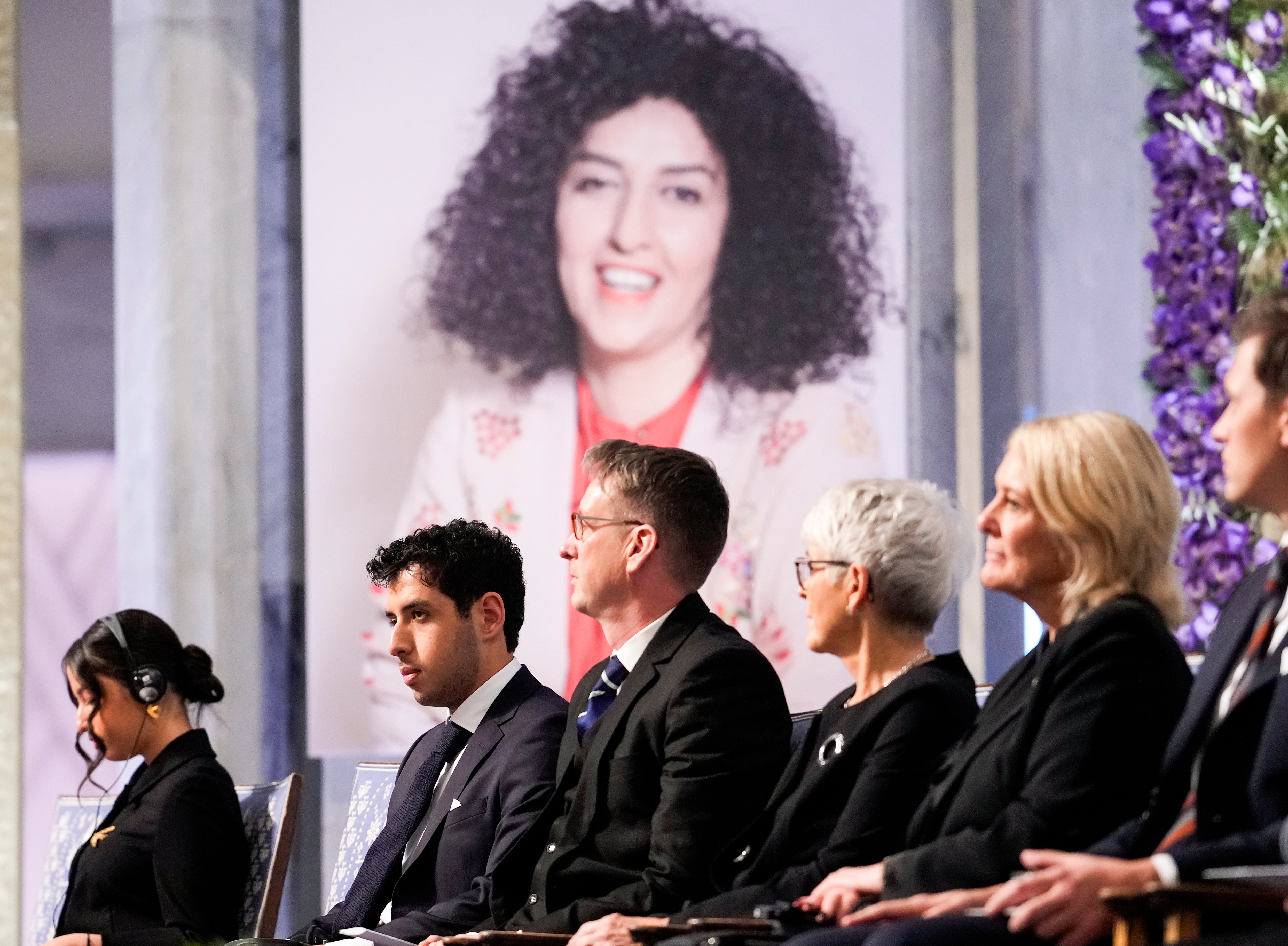 A la ceremonia de entrega de los Premios Nobel en Oslo, han acudido los hijos mellizos de Narges Mohammadi para recoger su premio, puesto que ella está encarcelada.