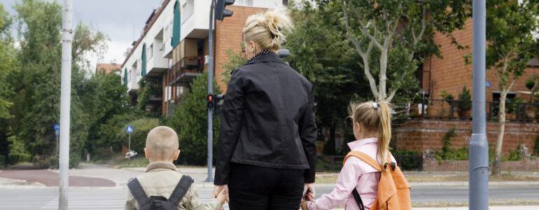 Una mare amb els seus fills camí de l&#039;escola.