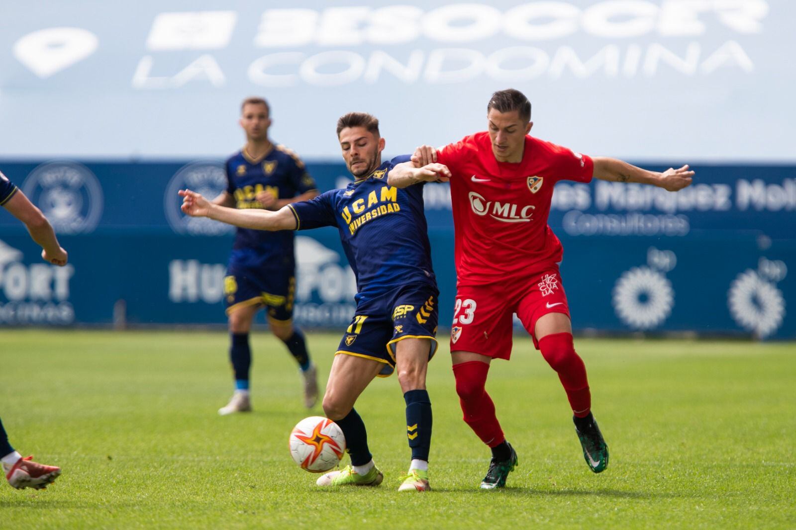 Carracedo pelea un balón ante Xemi Fernández, jugador del UCAM Murcia.