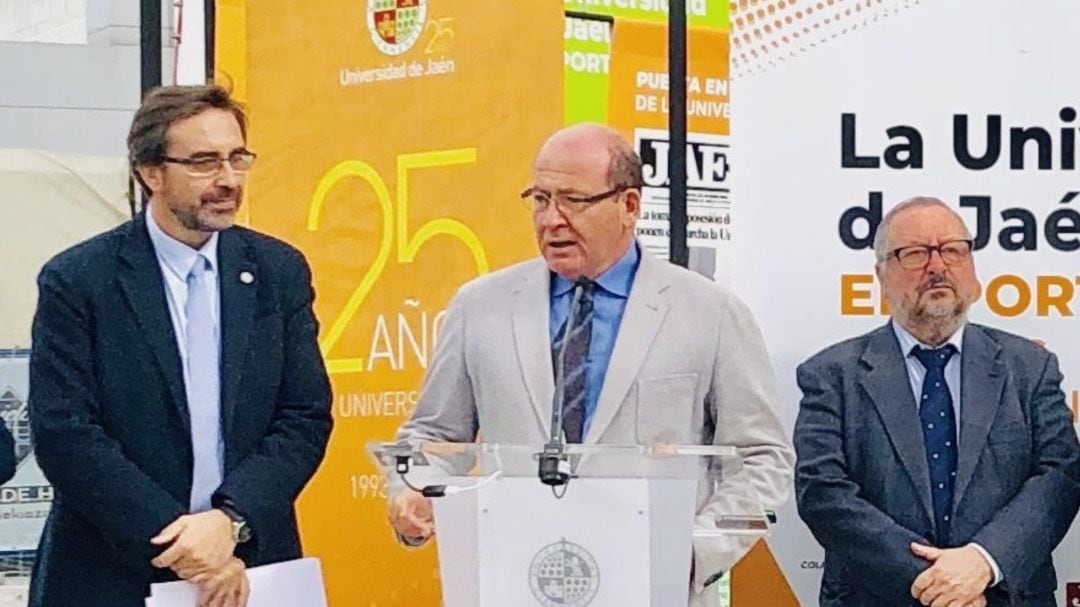 Inauguración de la exposición 'La Universidad de Jaén en portada: 25 años generando noticias'.
