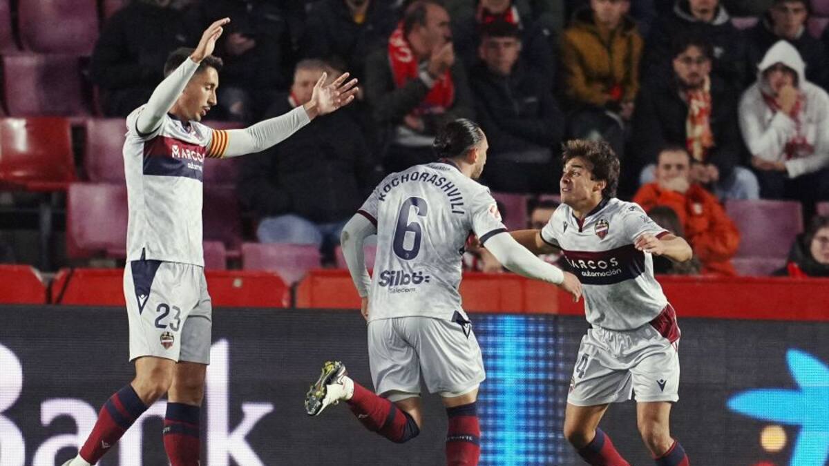 El Levante UD regresa a los puestos de ascenso directo tras ganar en Granada (1-2)