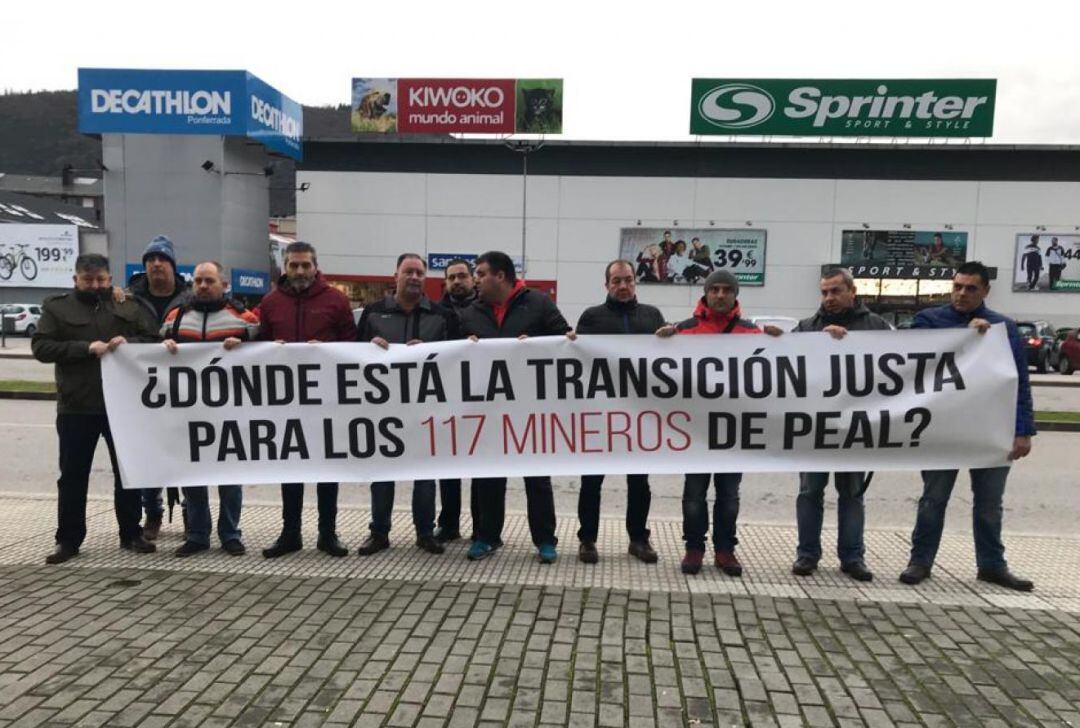 Concentración en ponferrada de los trabajadores de Peal