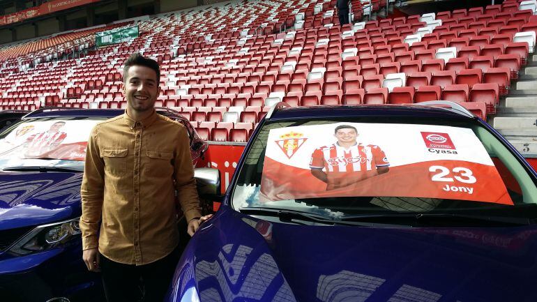 Jony recoge su coche Nissan personalizado este miércoles en El Molinón.