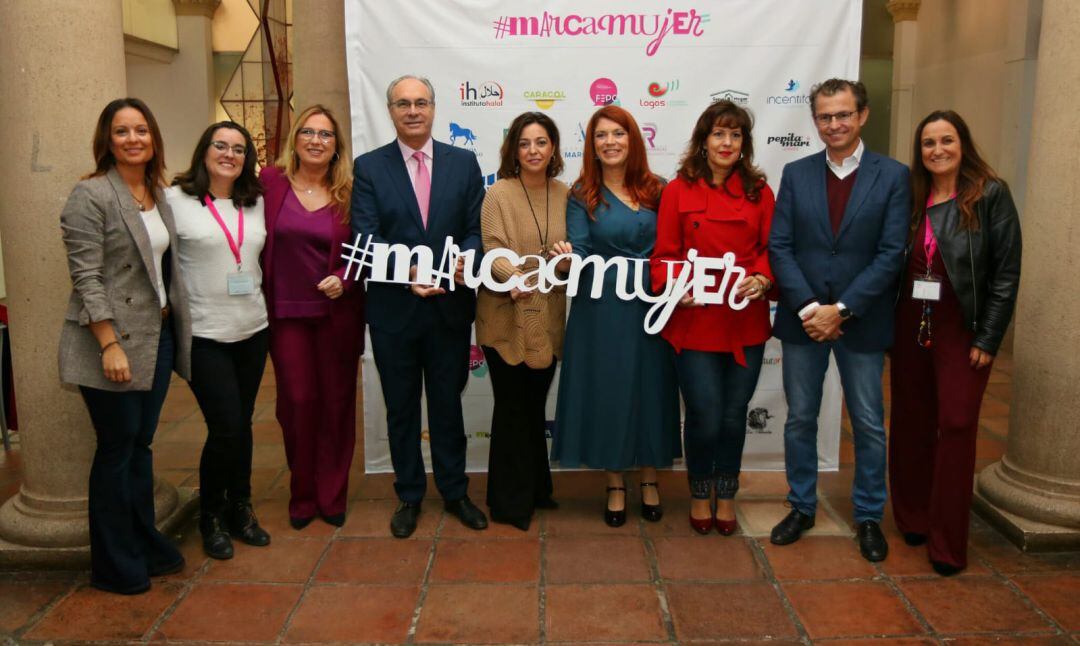 Foto de familia del II Foro Andaluz de Profesionales y Empresarias.