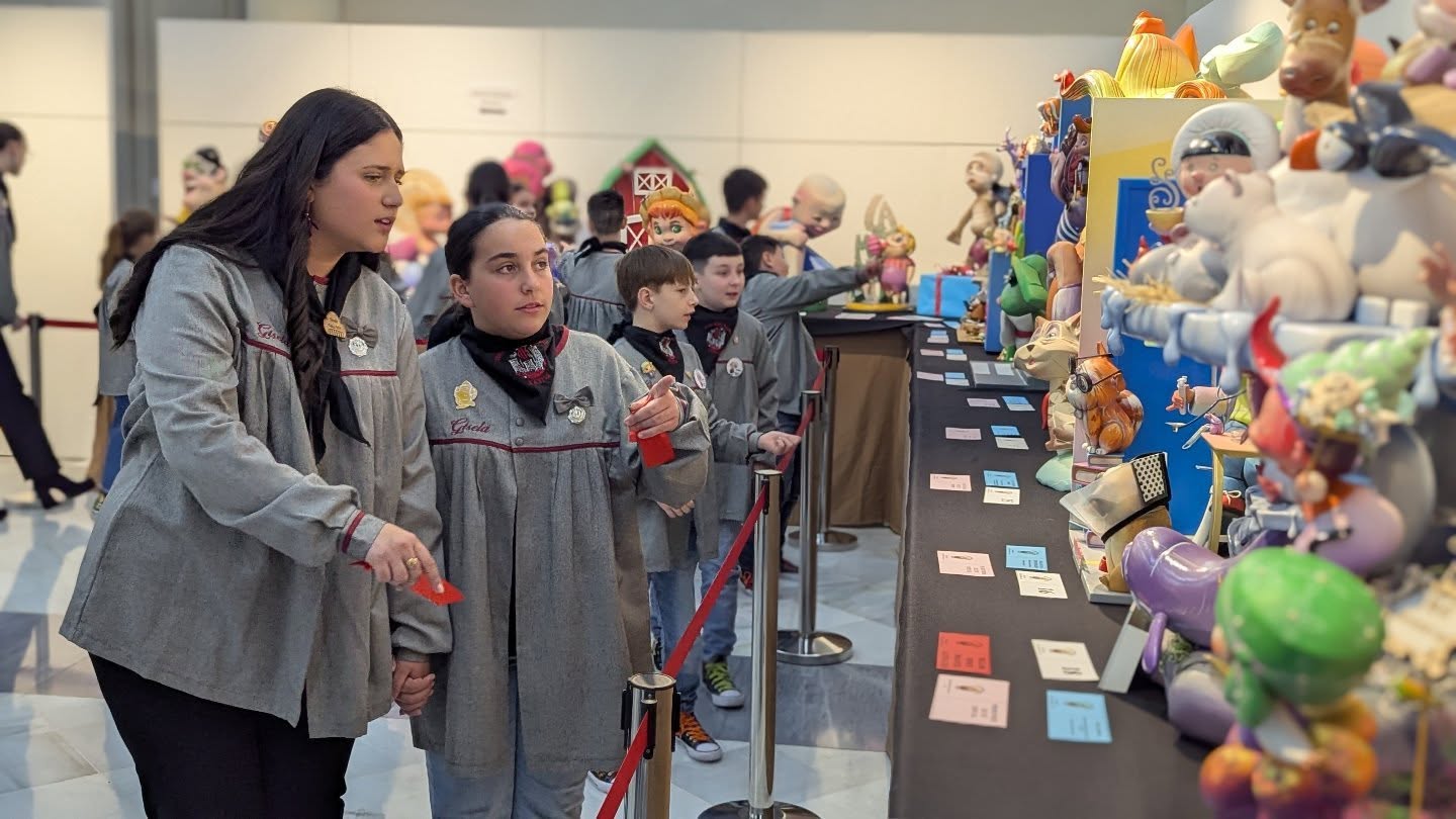 Las Falleras Mayores de Xàtiva recorren la exposición del ninot 2025. Fuente: Junta Local Fallera