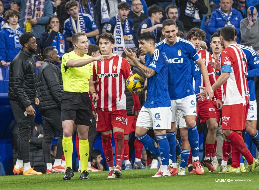 Polémica en el derbi asturiano.