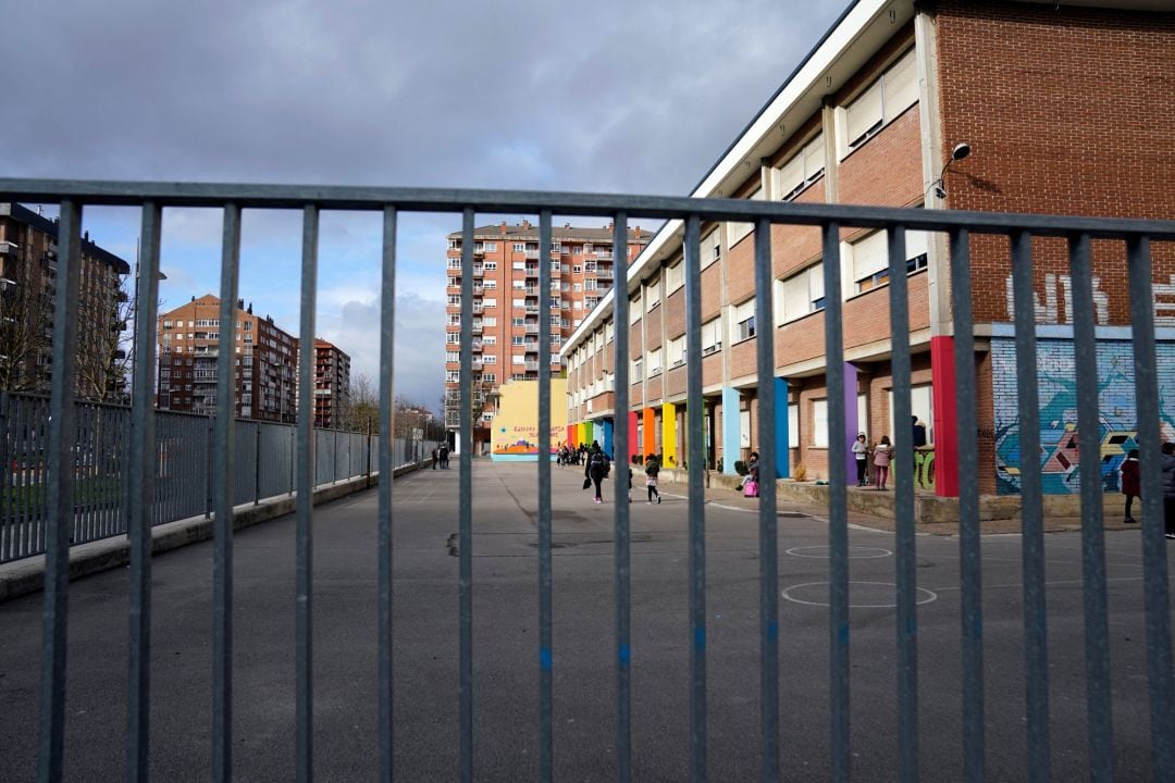 Padres y alumnos dejan un centro educativo de Vitoria, este lunes.