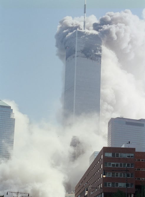 Ataque terrorista contra las Torres Gemelas de Nueva York. Terroristas islamistas suicidas han secuestrado dos aviones comerciales y los han estrellado contra los edificios, que se han derrumbado.