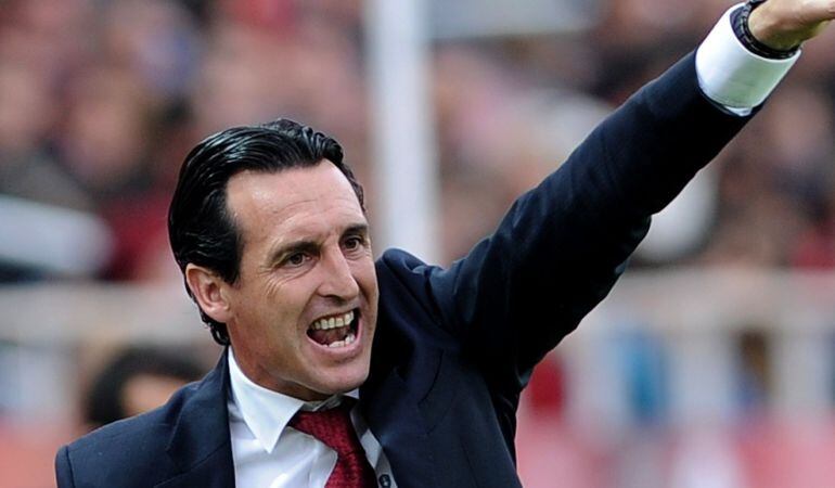 Sevilla&#039;s coach Unai Emery reacts during the Spanish league football match Sevilla FC vs Granada FC at the Ramon Sanchez Pizjuan stadium in Sevilla on November 30, 2014.   AFP PHOTO/ CRISTINA QUICLER