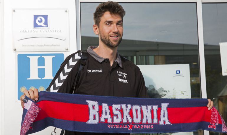 El Baskonia ha recibido hoy al ala-pívot italiano Andrea Bargnani, jugador que ha sido fichado por el equipo vitoriano por dos temporadas.