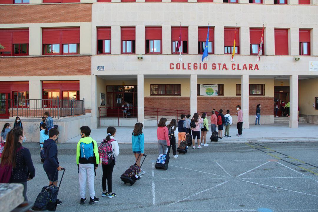 Alumnos del CEIP Santa Clara de Cuéllar entran a clase el primer día de curso 2020-2021