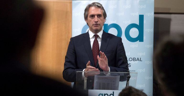 El ministro de Fomento, Íñigo de la Serna, en Santander durante su participación en el almuerzo-coloquio de la Asociación para el Progreso de la Dirección (APD) de Cantabria &quot;Infraestructuras para mejorar la competitividad de Cantabria&quot;