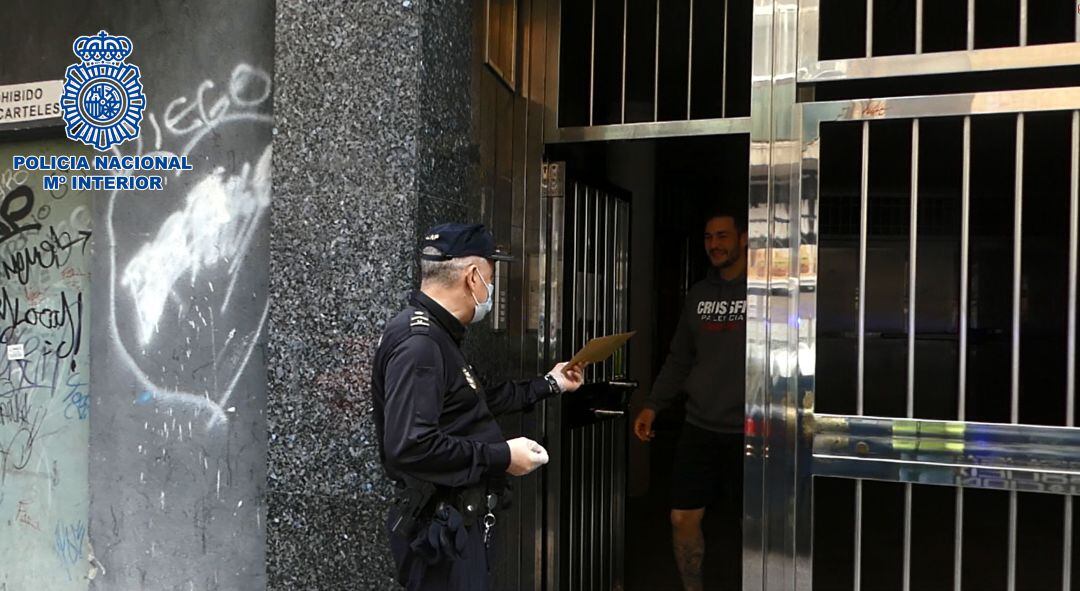 La Policía Nacional entrega la felicitación al padre del niño