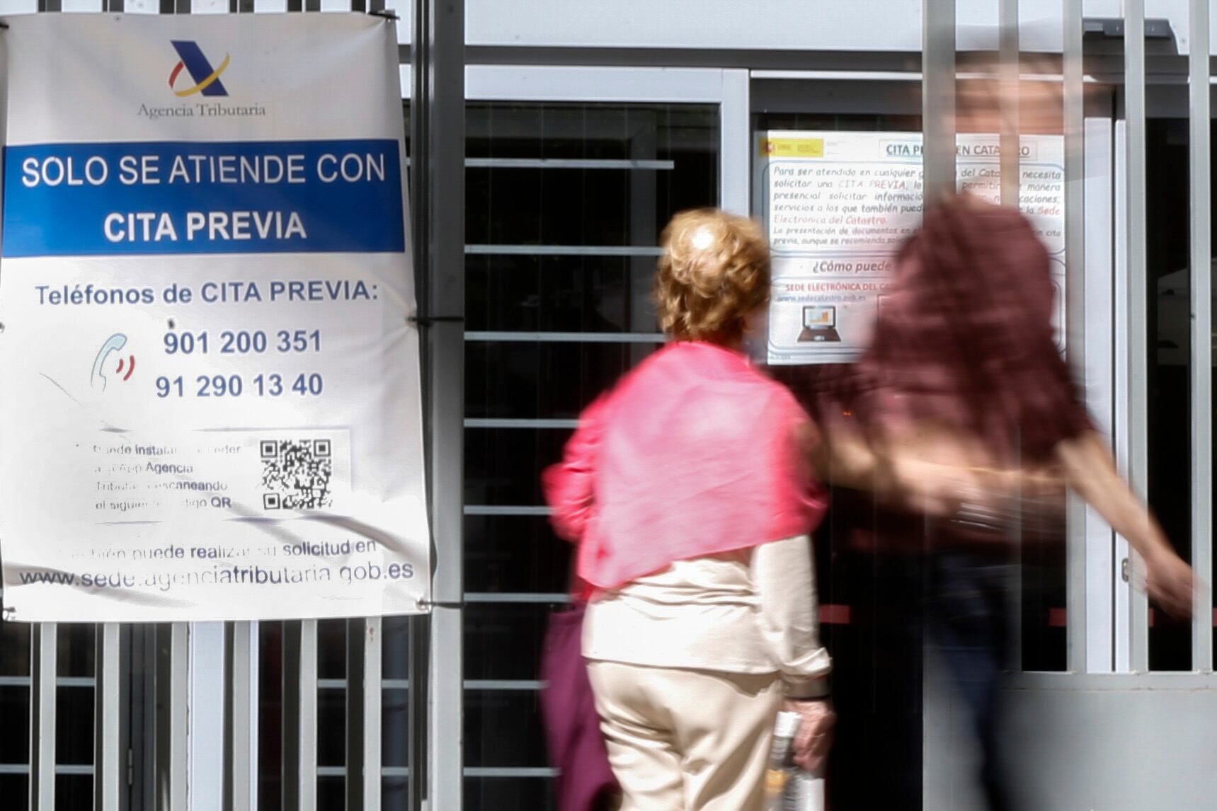 MADRID, 11/04/2023.- Más de 723.000 contribuyentes habían presentado su declaración del IRPF hasta las 13.00 horas de este martes, primer día de la campaña de la renta, una cifra que supone un aumento del 22 % con respecto al mismo periodo del pasado año. En la imagen, varias personas acceden a una de la oficinas que la Agencia Tributaria tiene en Madrid. EFE/ Alejandro Lopez
