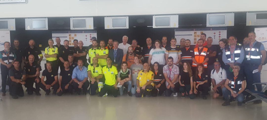 Foto de familia, con gran parte de los participantes en el simulacro y representantes de la empresa CRIA