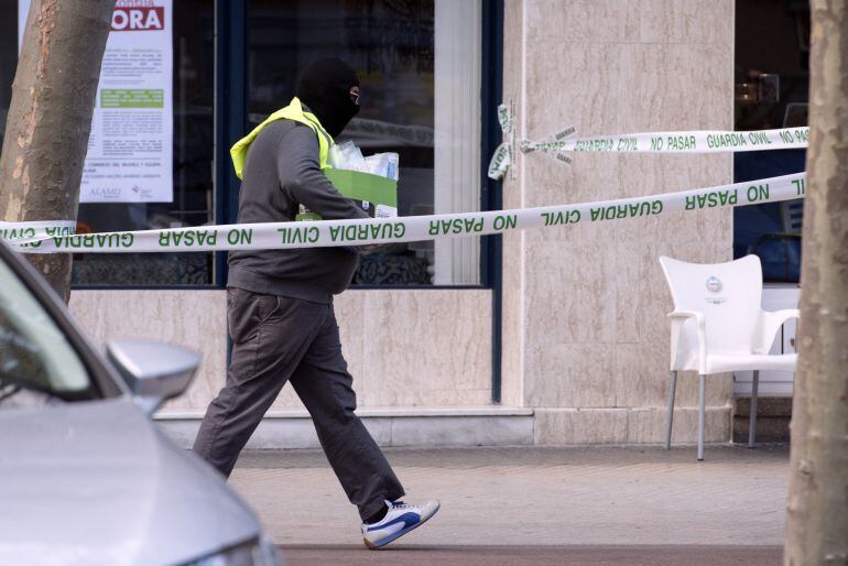 Un guardía civil saca pruebas del piso de un presunto yihadista detenido en Irun.