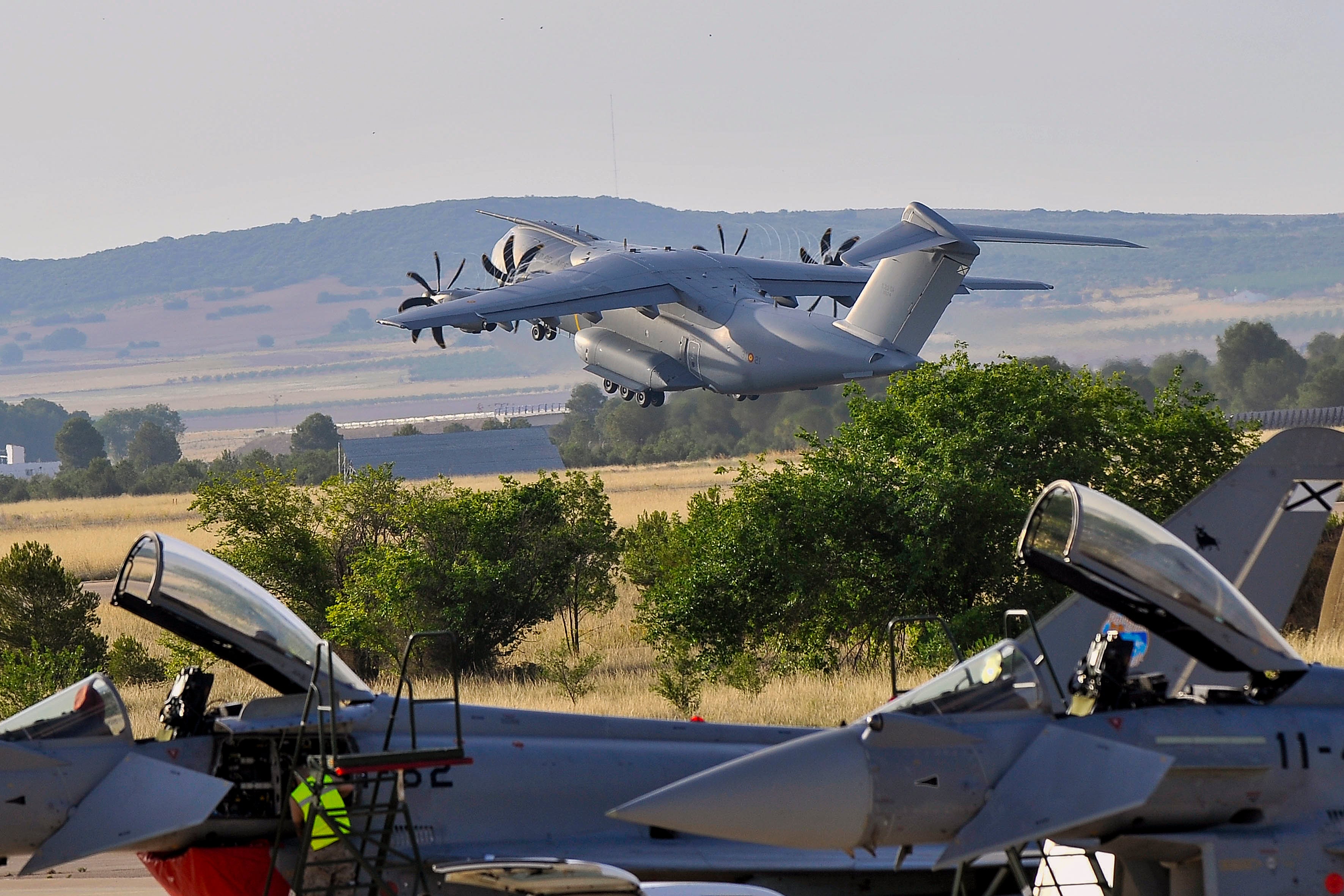 TOLEDO, 26/06/2024.- Un avión modelo E 400 despega de la base aérea de Los LLanos en Albacete, este miércoles, para participar en el denominado &#039;Pacific skies&#039; en el que un total de 44 aviones de España, Francia y Alemania darán la vuelta al mundo partiendo desde Colonia (Alemania), con ejercicios en Alaska y Australia, previo paso por Japón, para acabar el recorrido en la India, en la base de Sulur, el próximo 15 de agosto. EFE/ Manu
