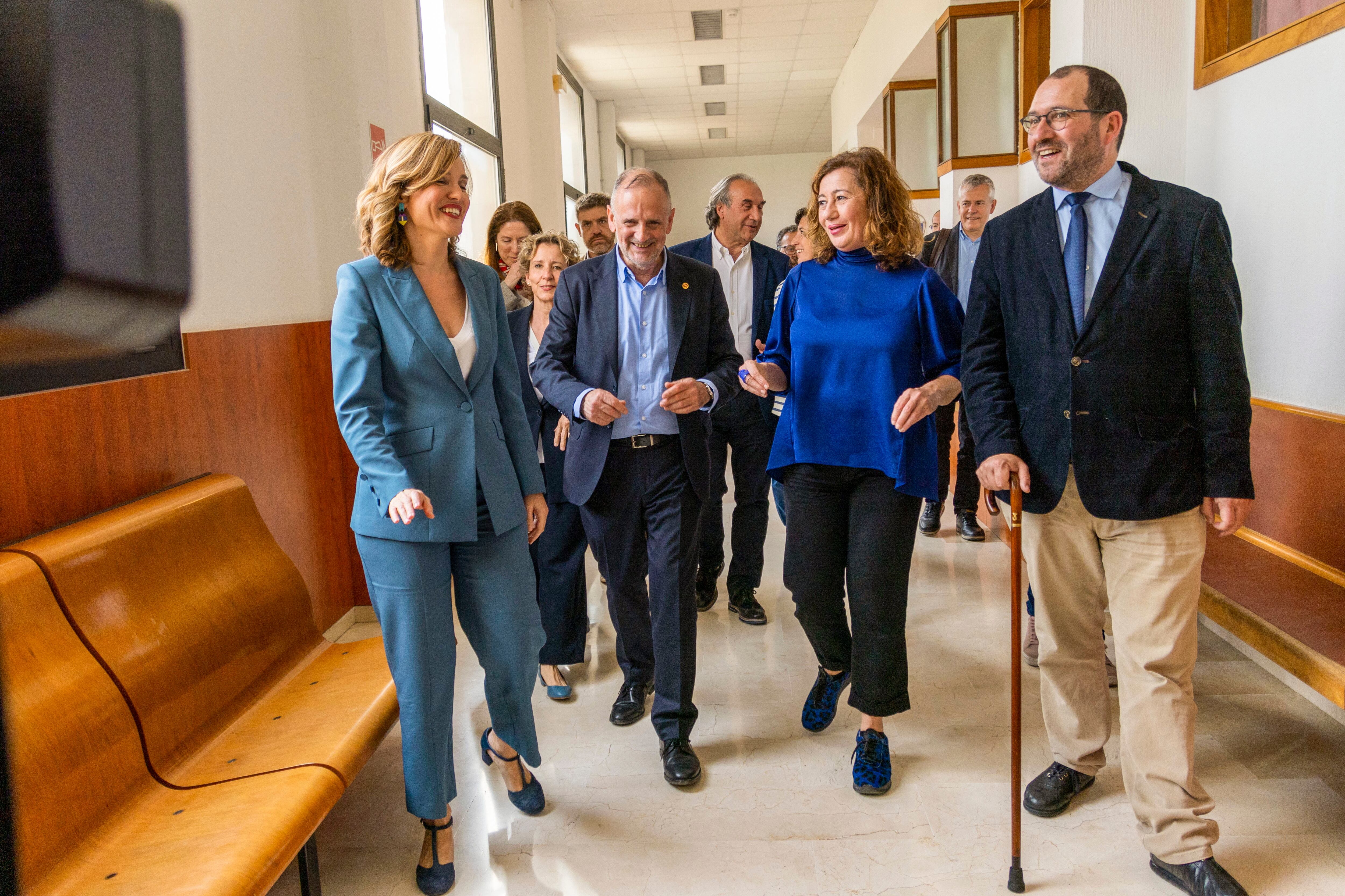 PALMA DE MALLORCA, 24/03/2023.- La ministra de Educación y Formación Profesional, Pilar Alegría (i) asiste junto a su homólogo de Portugal, João Costa (d), al conseller de Educación del Gobierno Balear Martí March, la presidenta del Gobierno Balear Francina Armengol (2d) y al rector de la UIB Jaume Carot (2i) al Congreso Estatal de Función Directiva, este viernes en Palma. EFE/CATI CLADERA
