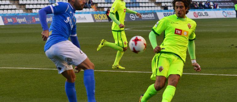 Provencio pugna con un rival en el Lleida-Elche de esta temporada