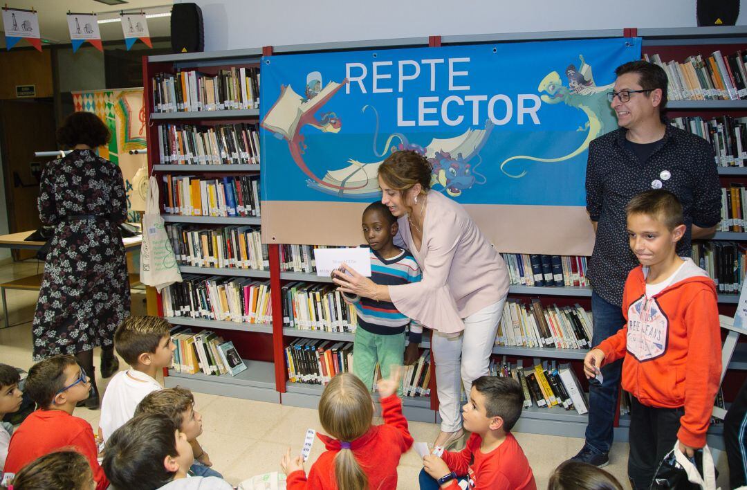 Imagen de archivo de una de las actividades realizadas en una de las bibliotecas de Oliva 