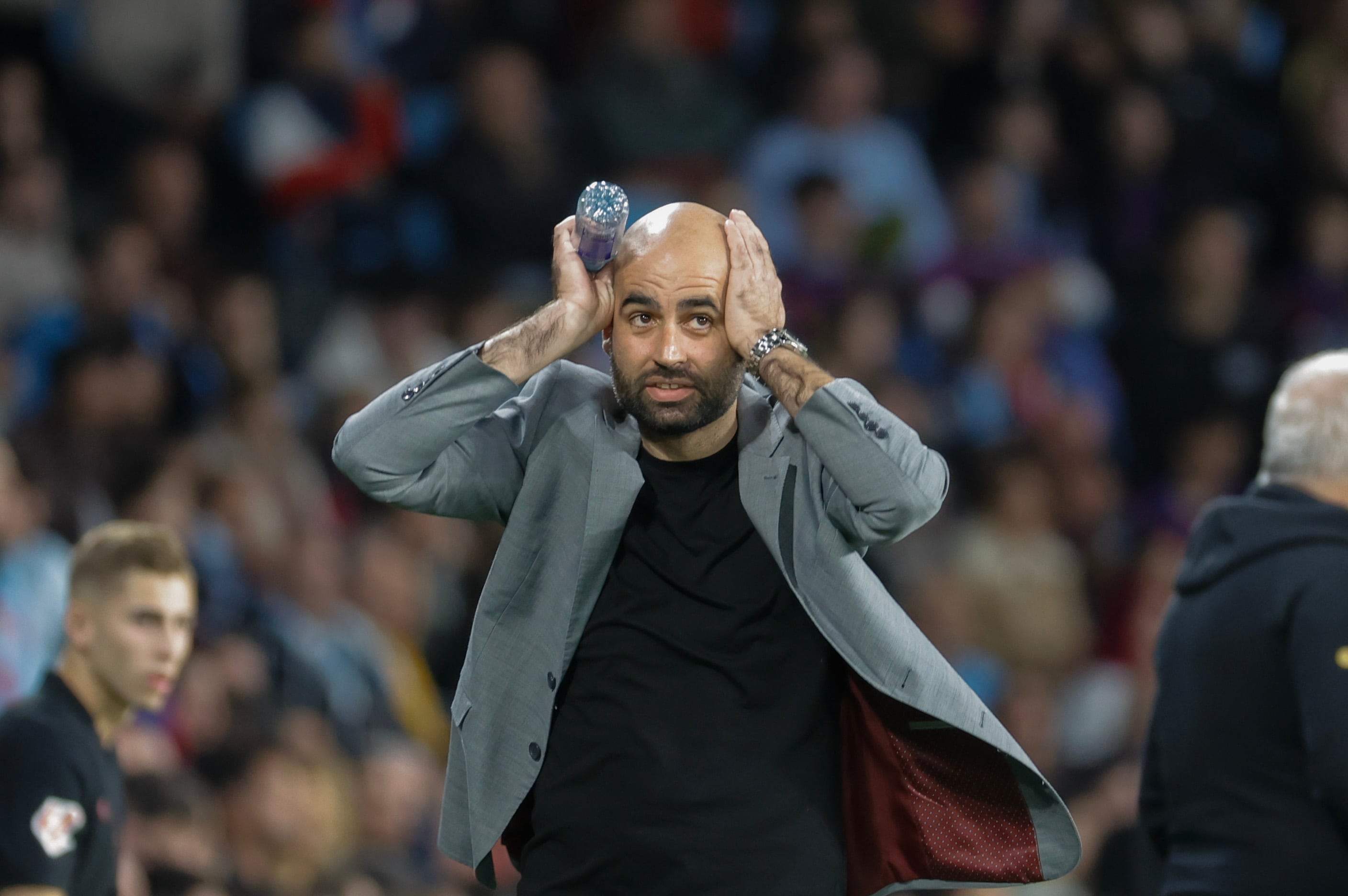 Vigo (Pontevedra), 23/11/2024.- El técnico del Celta, Claudio Giráldez, durante el encuentro correspondiente a la jornada 14 de Laliga EA Sports que disputan hoy sábado Celta y FC Barcelona en el estadio Balaidos de Vigo. EFE / Emilio Lavandeira.
