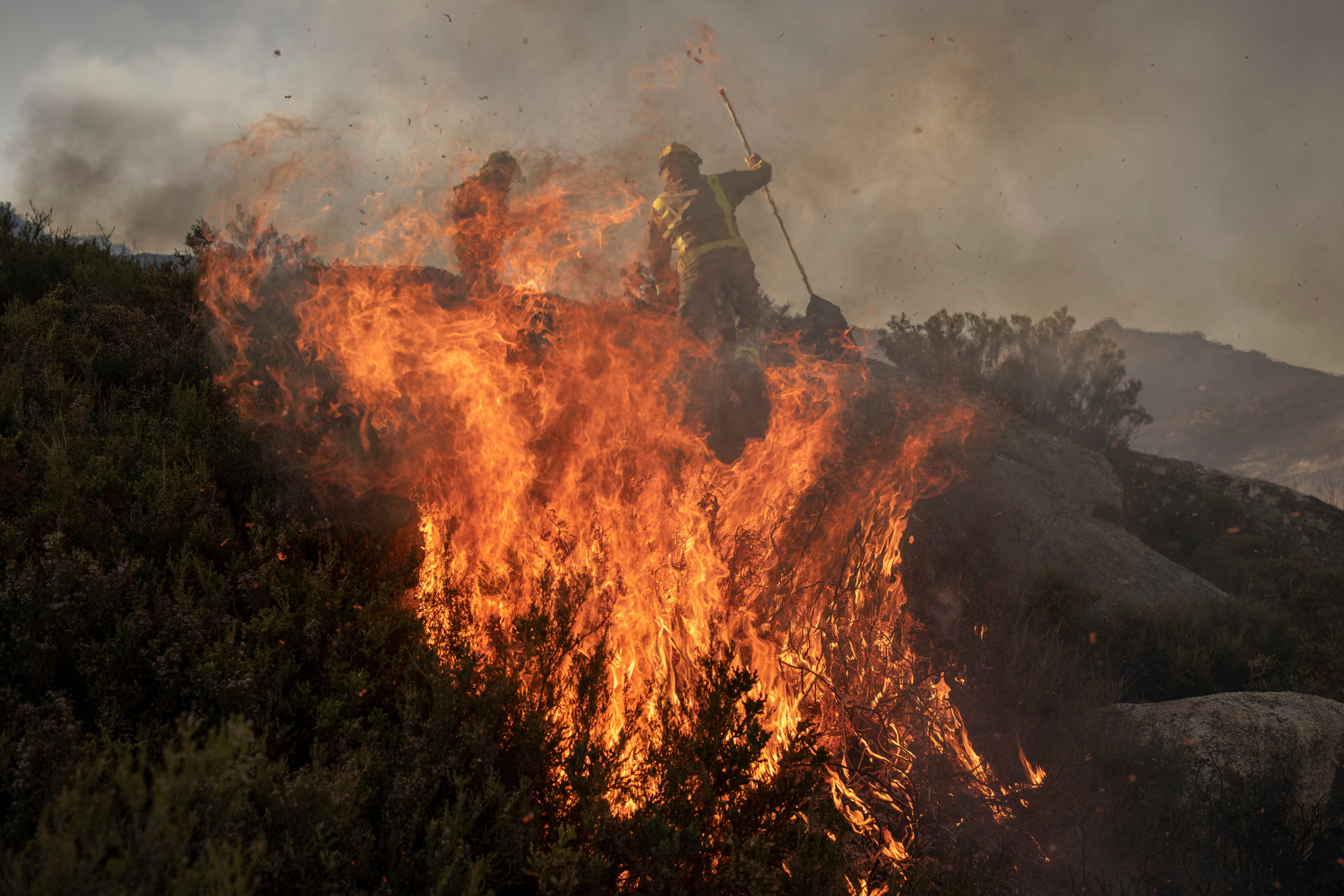 -FOTODELDIA- GRAF9606. MUIÑOS (OURENSE), 07/02/2023.- Varios bomberos trabajan en las labores de extinción. EFE/ Brais Lorenzo