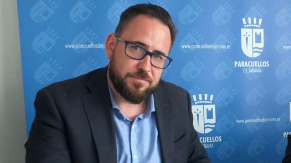 El alcalde de Paracuellos de Jarama regala un ejemplar de la Constitución Española a cada vecino que llega a la mayoría de edad