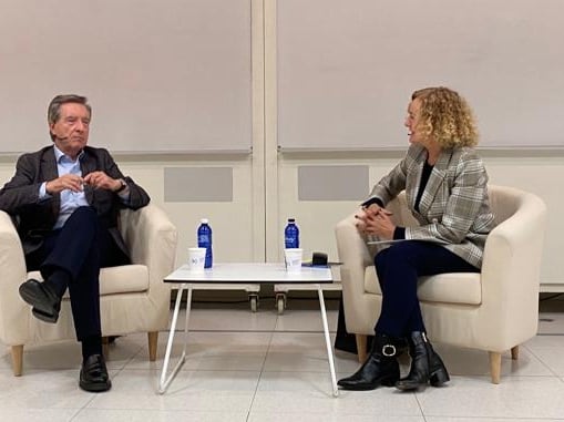 Iñaki Gabilondo, en Arizmendiarrieta Eguna 2022 junto a la moderadora de la jornada, Begoña Marañón, directora regional de Cadena SER Euskadi