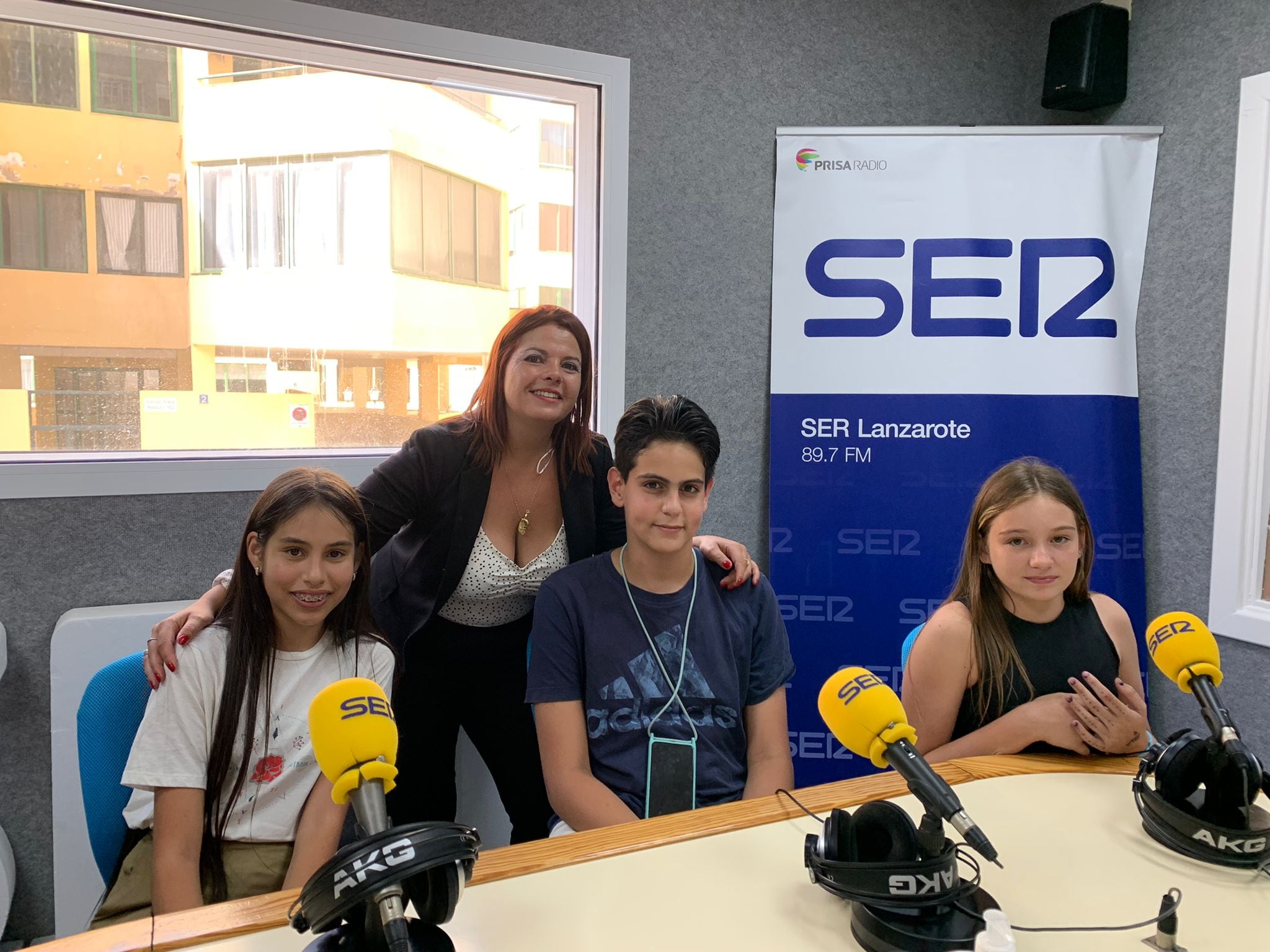 Los alumnos de 1º de ESO del IES Blas Cabrera Felipe Samuel Cabrera, Ainhoa González, y Aránzalid López junto a su profesora de Lengua Castellana, Yolanda Ruano.