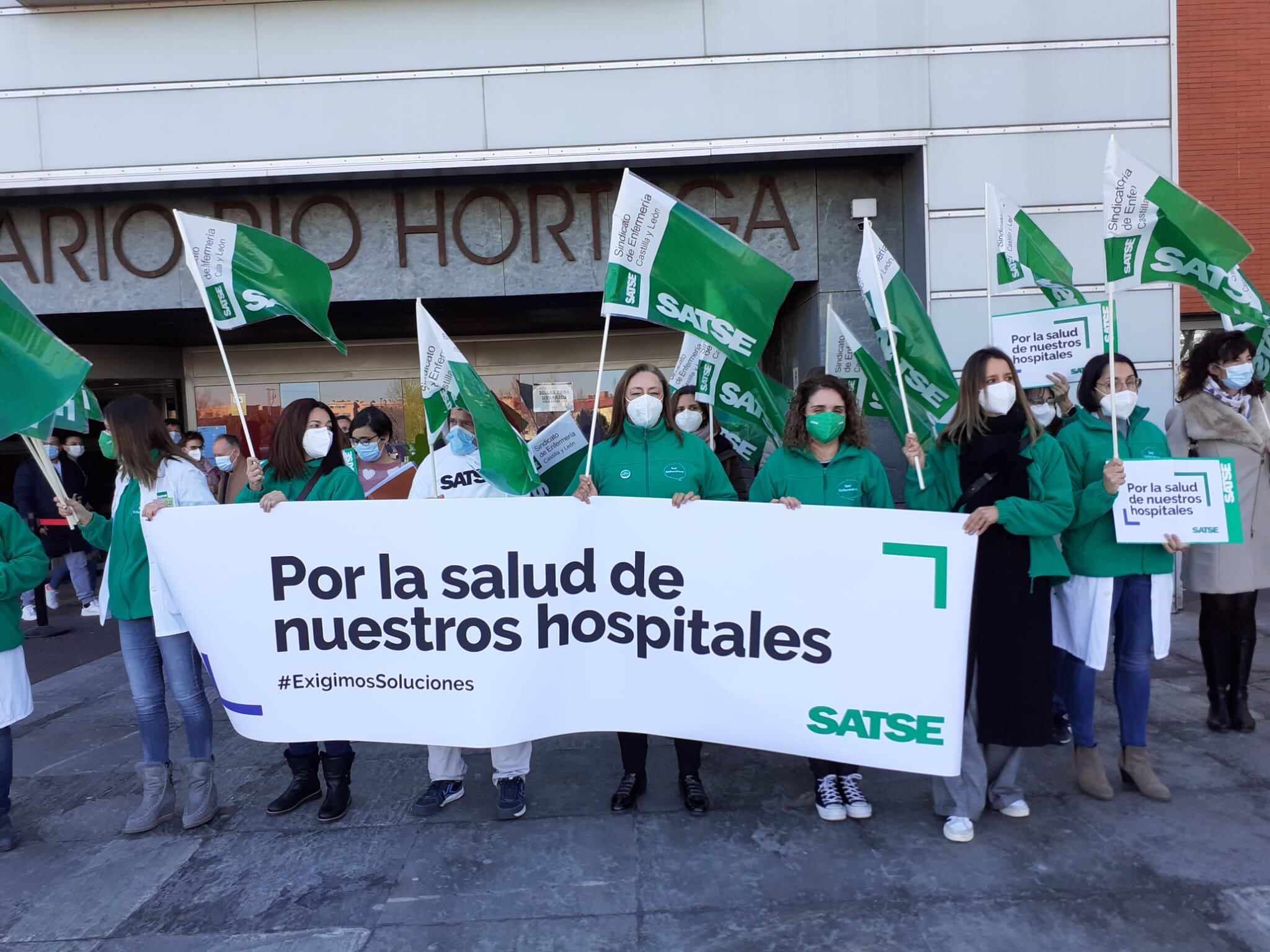 Concentración del personal sanitario a las puertas del Río Hortega
