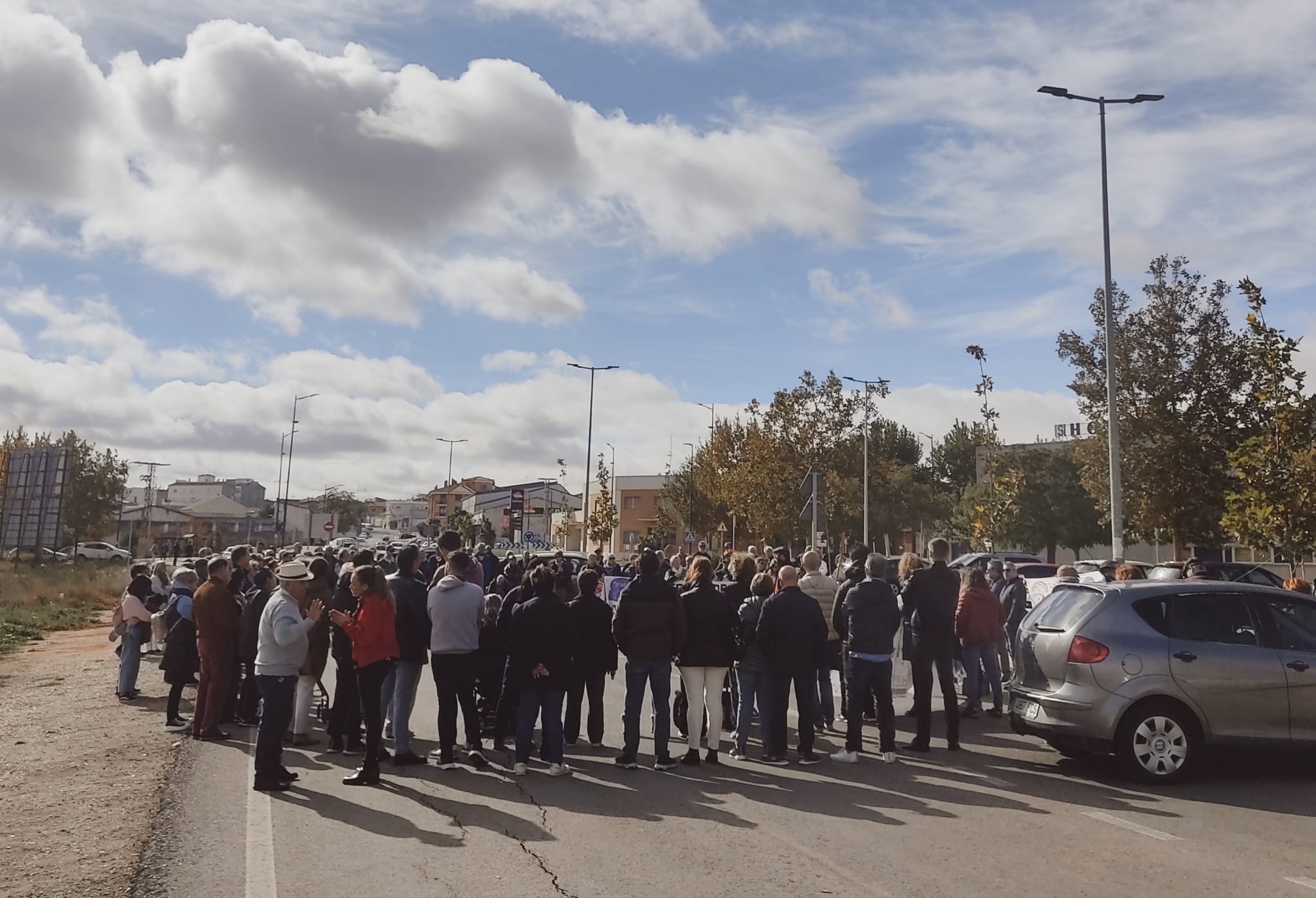 La Plataforma en Defensa de lo Público de Villarrobledo se concentra un domingo más pidiendo la vuelta de servicios al hospital de la localidad