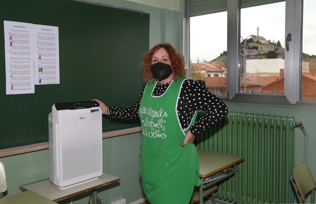 La directora del centro, Vanessa Cabeza, junto a uno de los filtros HEPA instalados en el colegio Juan Mena de Palencia