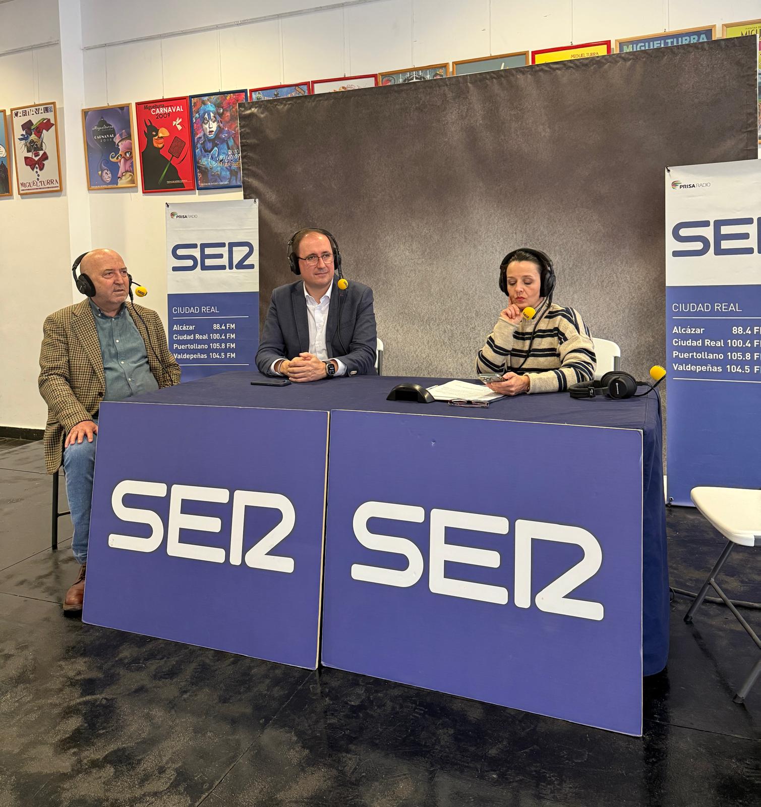 El alcalde de Miguelturra, Luís Ramón Mohíno, junto al concejal de Familia, Julián Margotón, y Mireia Morollón