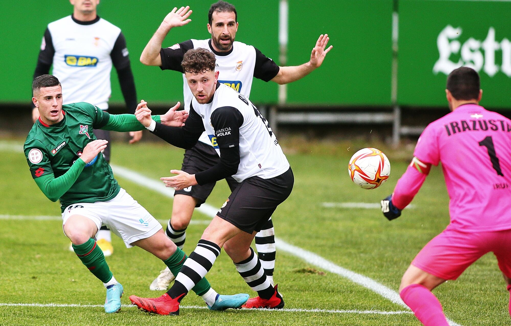 David del Pozo, en una jugada del Racing-Real Unión de Irún en A Malata