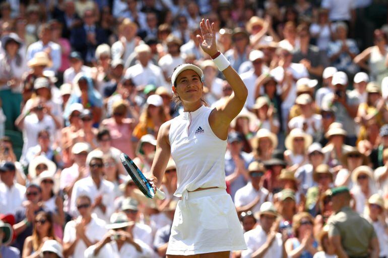 Muguruza celebra su primera victoria en Wimbledon 