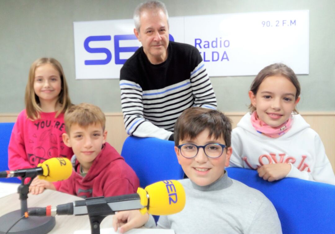 Esnesto López junto a Lucía, Noelia, Álvaro y Estanis en el estudio de Radio Elda SER