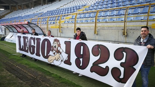 Varios peñistas portan la pancarta de la nueva Grada de Animación