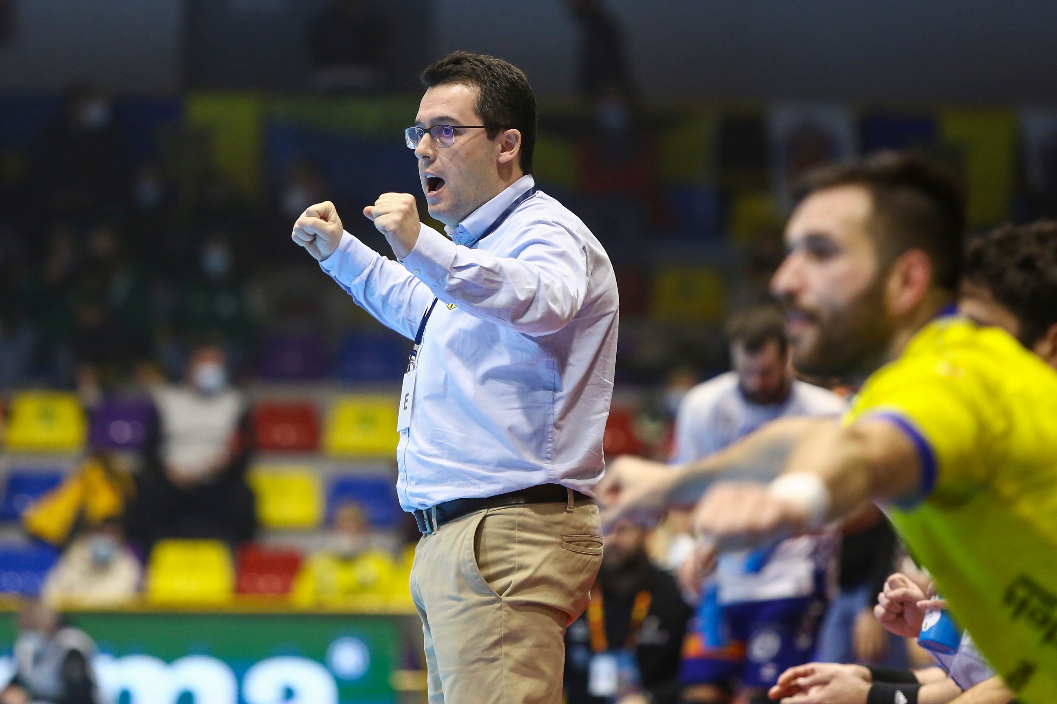 ANTEQUERA (MÁLAGA), 25/03/2022.- El entrenador del Bidasoa Jacobo Cuétara celebra una acción de su equipo en el primer partido de cuartos de final de la Copa del Rey de Balonmano que disputan hoy viernes el Bidasoa Irún contra el Fraikin Granollers, en el Pabellón Fernando Argüelles de Antequera (Málaga). EFE/Álvaro Cabrera
