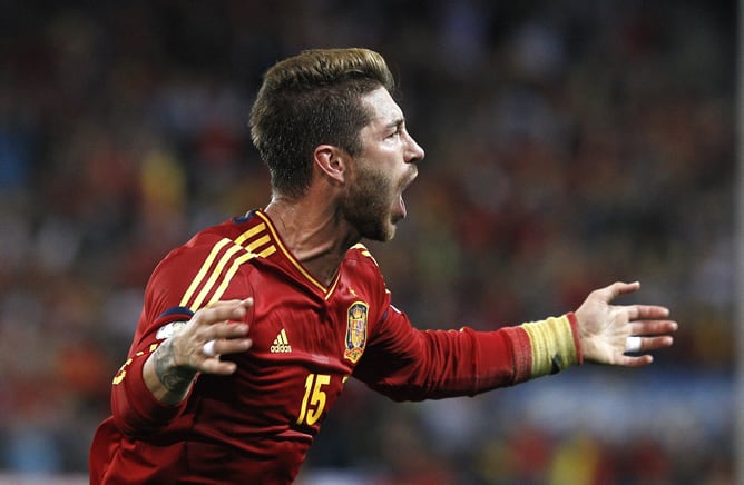 El defensa de la selección española Sergio Ramos celebra el gol que ha marcado ante Francia, el primero del equipo, durante el partido de la fase de clasificación para el Mundial 2014