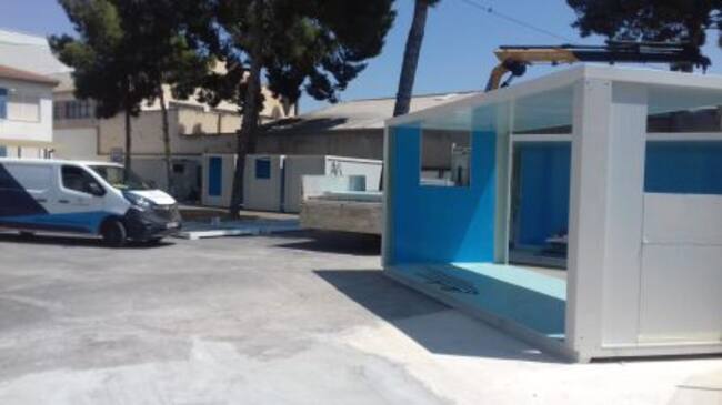 Instalación aulas en el patio del Colegio Cervantes de Sax