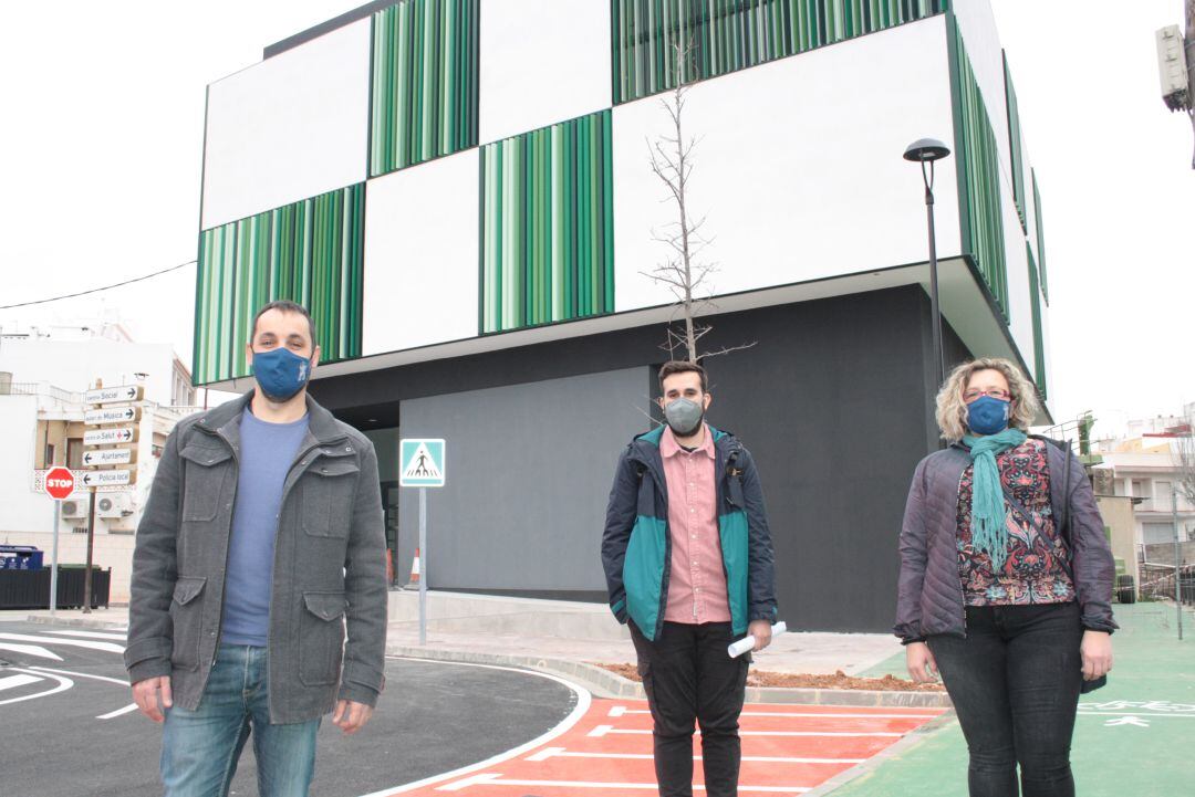 El alcalde, José Ramiro (i) y técnicos municipales frente al Espai Jove.