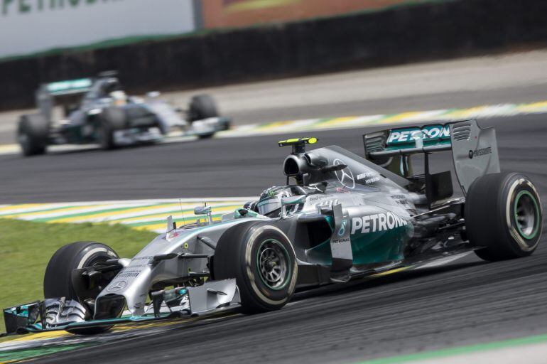 BRA105. SAO PAULO (BRASIL), 09/11/2014.- El piloto alemán Nico Rosberg de la escudería Mercedes compite en el Gran Premio de Brasil de Fórmula Uno hoy, domingo 9 de noviembre de 2014, en el circuito José Carlos Pace de Interlagos, en Sao Paulo (Brasil). E