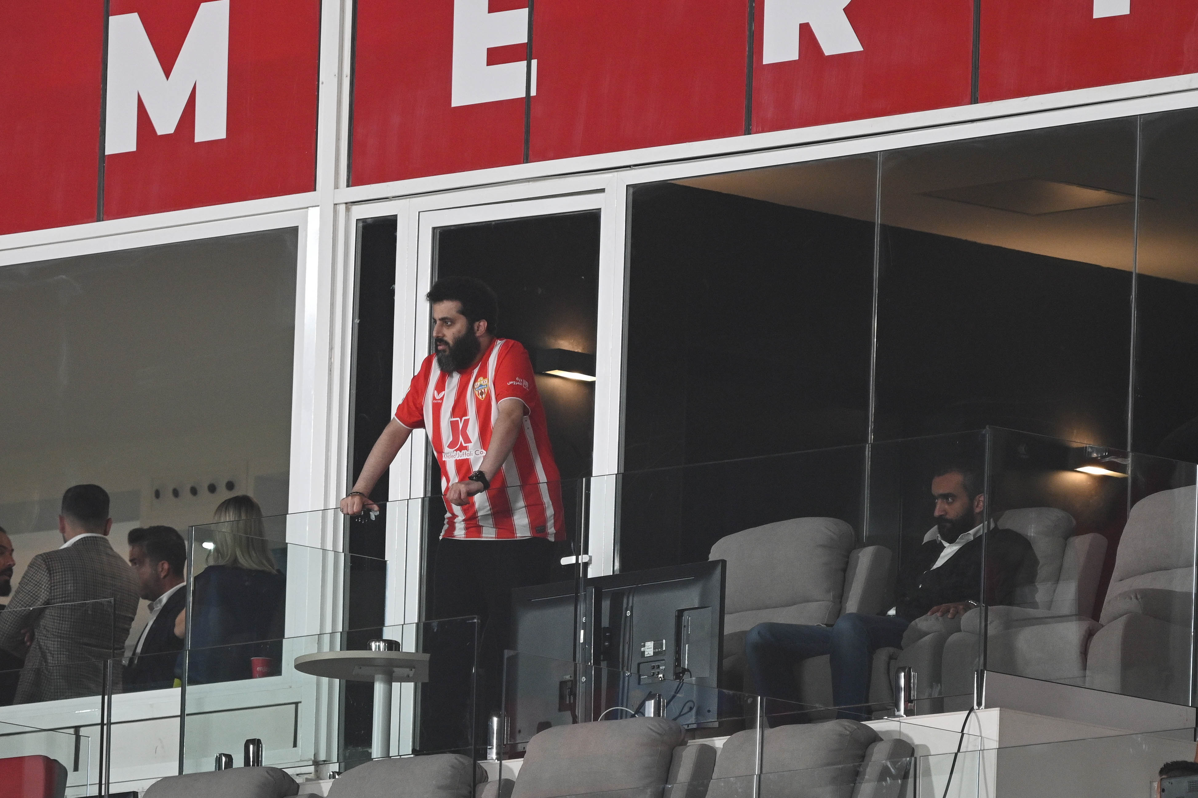 Turki en el palco del Estadio de los Juegos Mediterráneos.