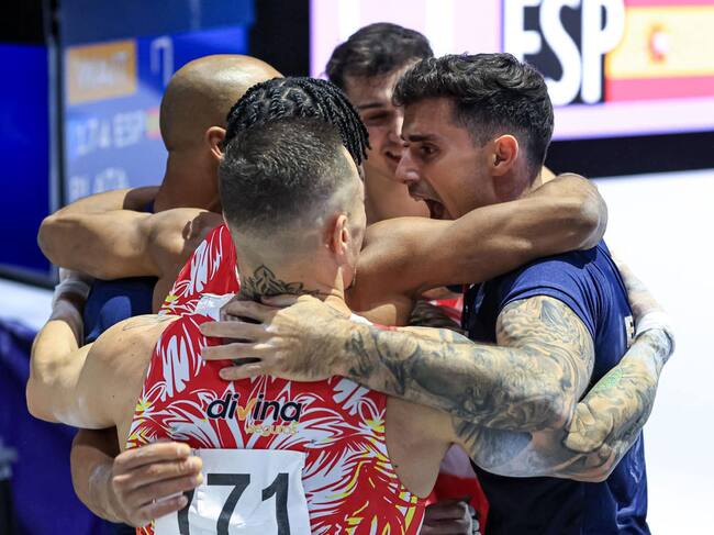 Néstor Abad abrazándose a sus compañeros de la Selección Española