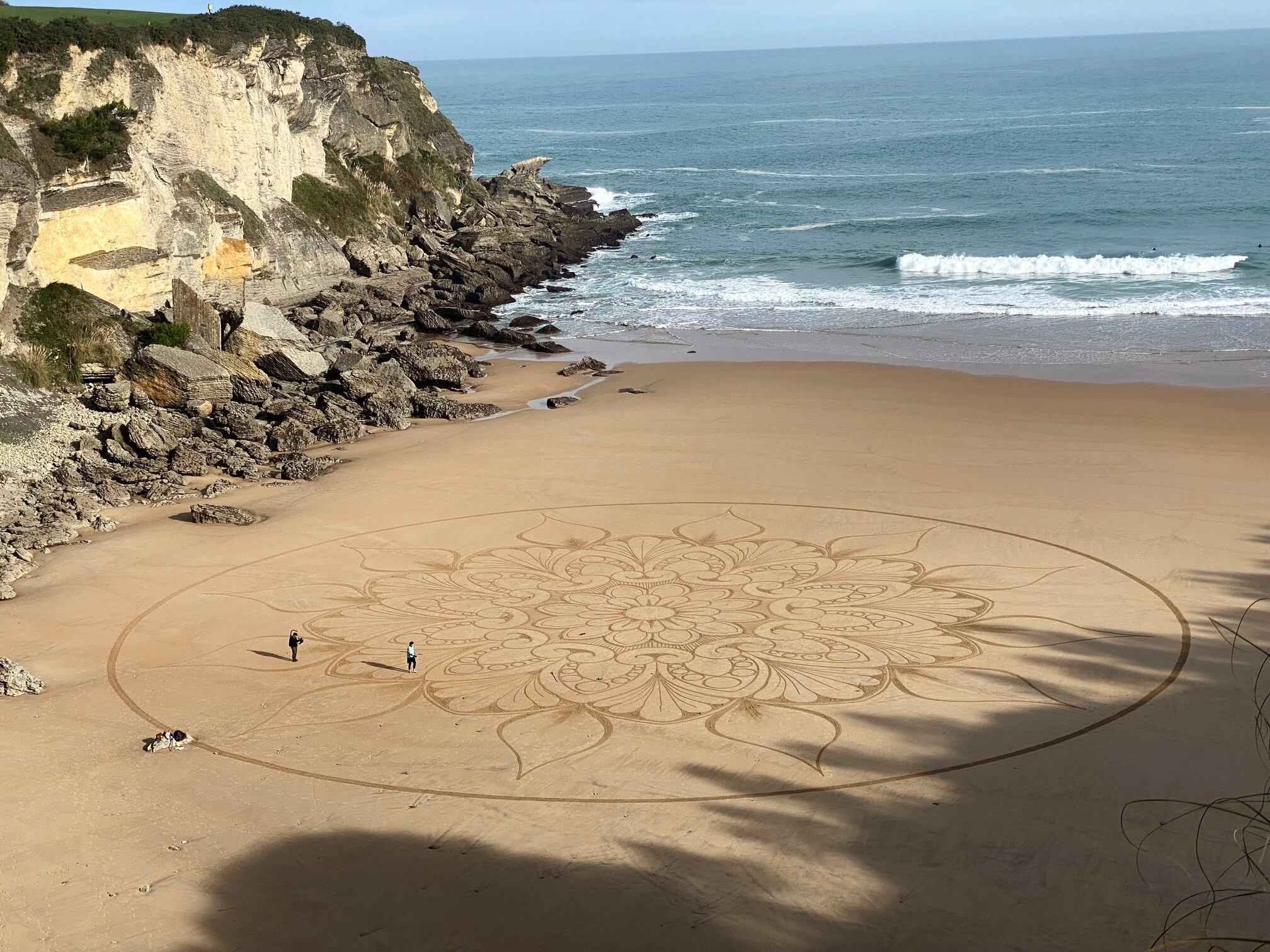 Imagen de la mandala en la playa de Mataleñas.