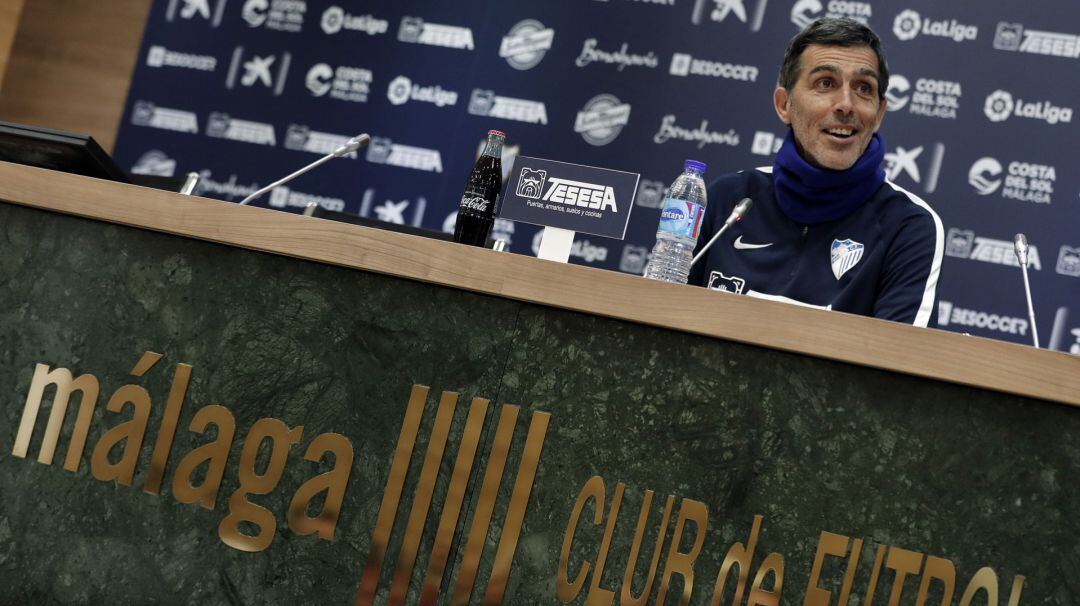 Juan Ramón Muñiz contesta una pregunta en la sala de prensa del estadio La Rosaleda