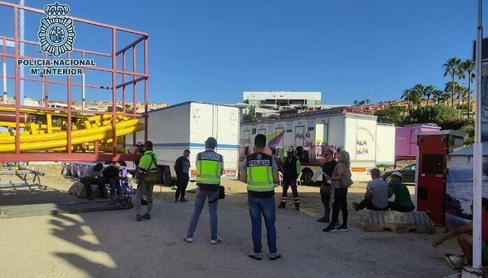 Agentes de la Policía inspeccionan el desmontaje de una atracción