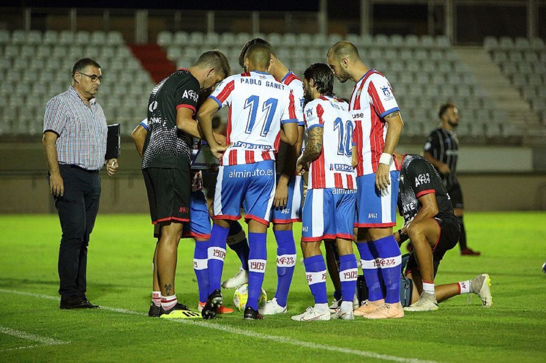 La plantilla atenta a una indicación.