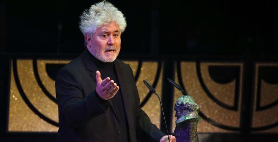 Pedro Almodóvar presenta el Goya de Honor a su amigo Antonio Banderas